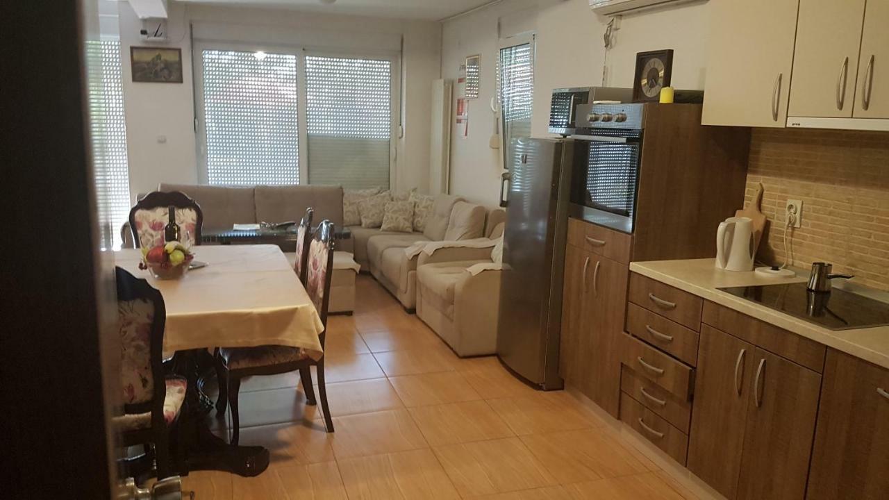 Apartmani Neda Bane Petrovac Ngoại thất bức ảnh