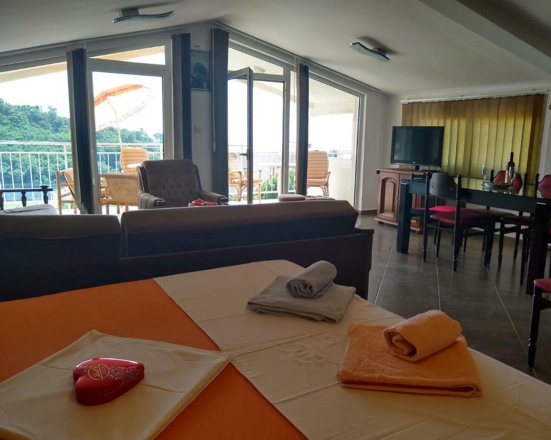 Apartmani Neda Bane Petrovac Ngoại thất bức ảnh